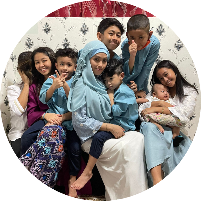 Zubaedah and family