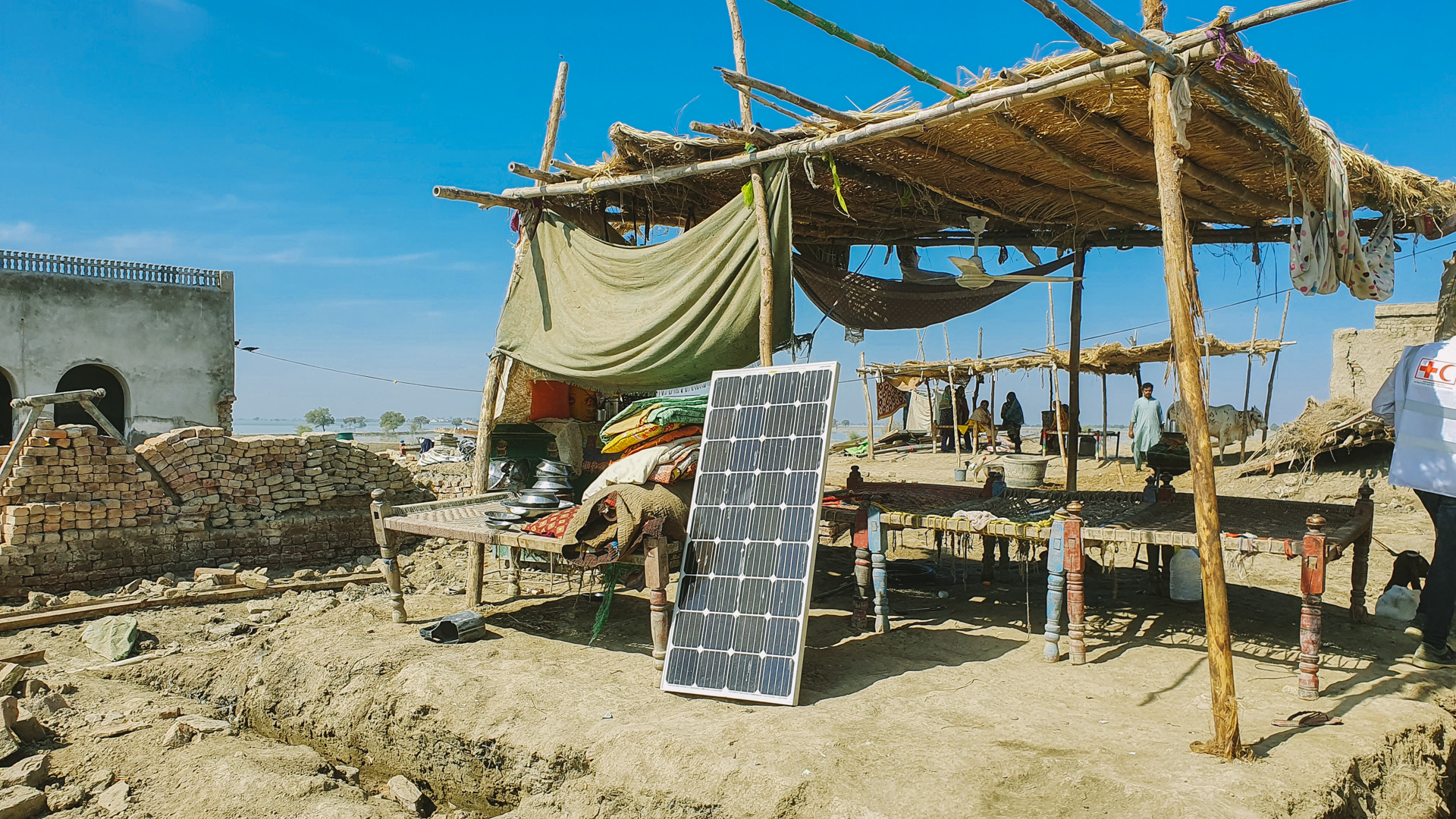 Pakistan_2022_6_Temp_shelter_Gideon_T1.jpg