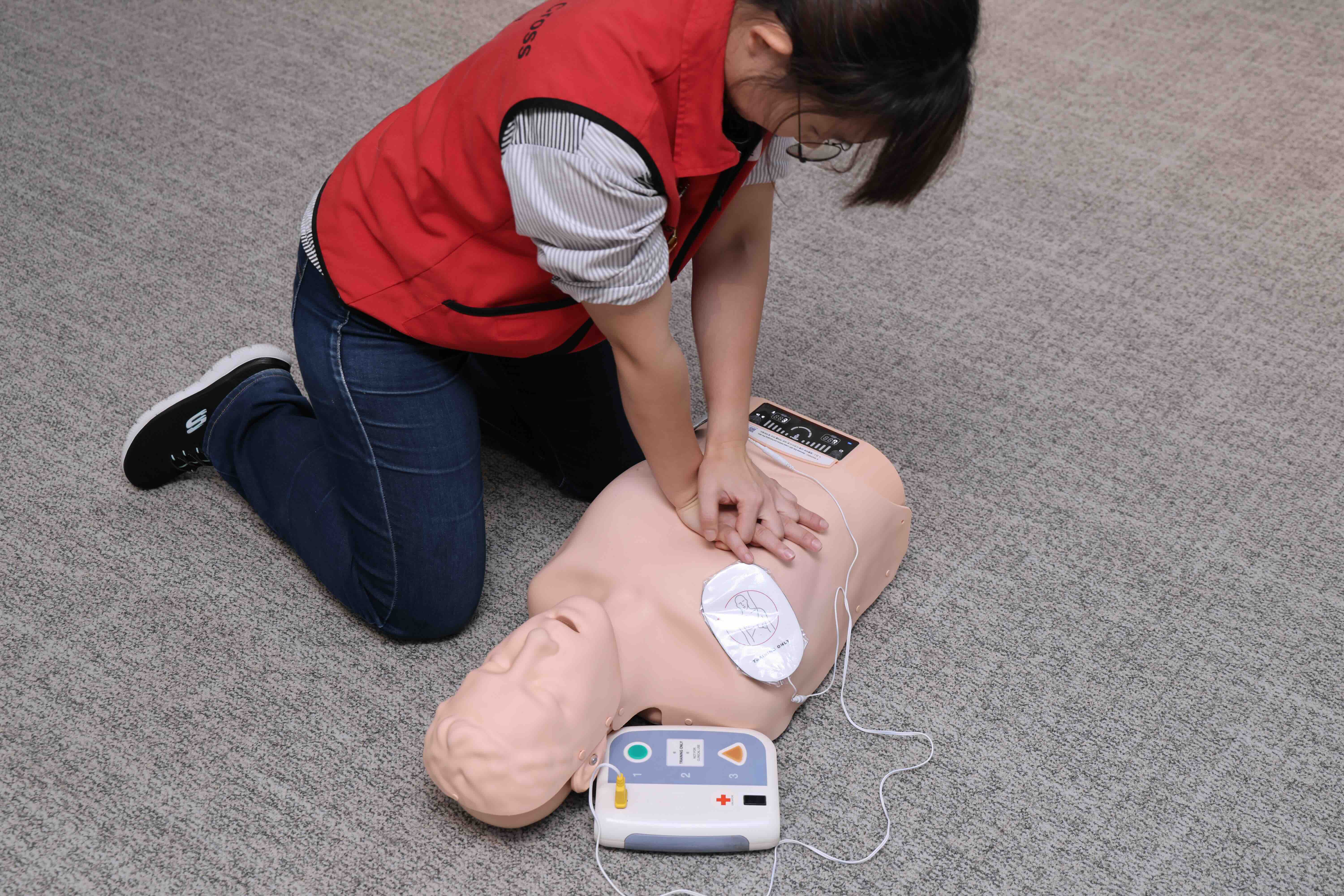 新加坡红十字会学院急救与复苏培训中心高级副讲师林敏思示范心肺复苏法(Cardiopulmonary Resuscitation, 简称CPR)的胸部按压(Chest Compression)。实施胸部按压时,双臂伸直并锁定,肩膀对准伤者按压点正上方。